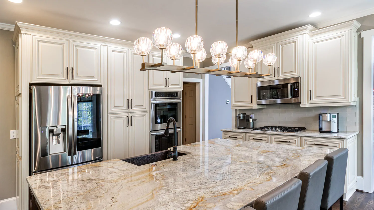 Maple cabinets + silver hardware  Kitchen layout, Maple kitchen cabinets,  Kitchen wall colors