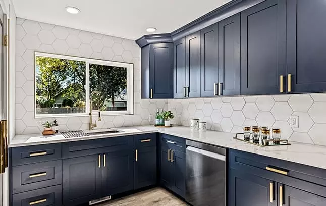 Midnight Blue Shaker cabinets in an L-shaped kitchen. Beautifully complemented with white backsplash.